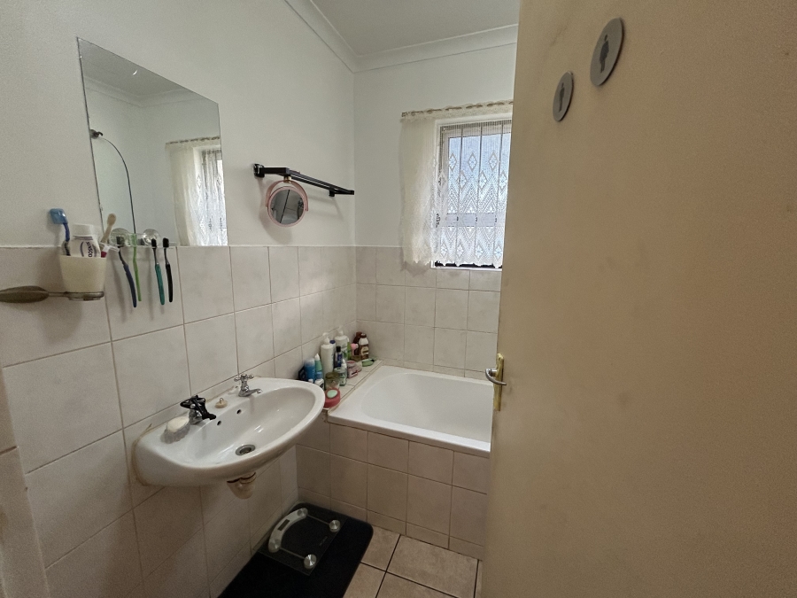 To Let 2 Bedroom Property for Rent in Royal Ascot Western Cape